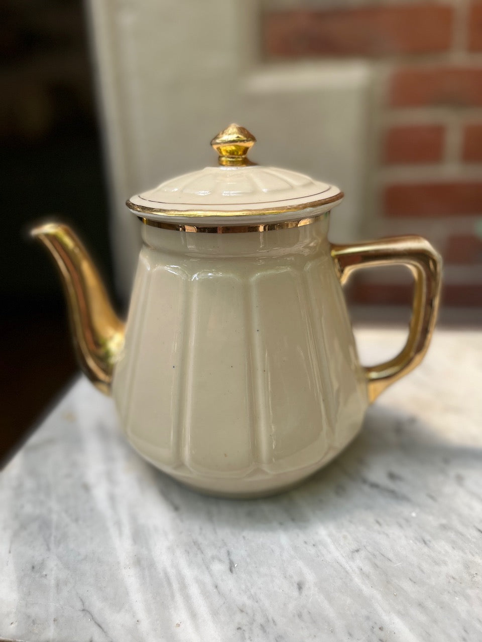 fa4201 French cream and gold coffee/tea pot