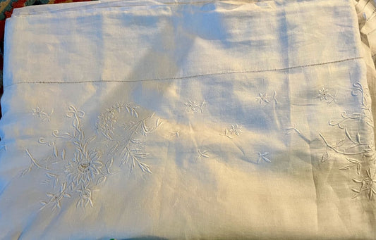 fa4527 antique linen sheet, with floral detail