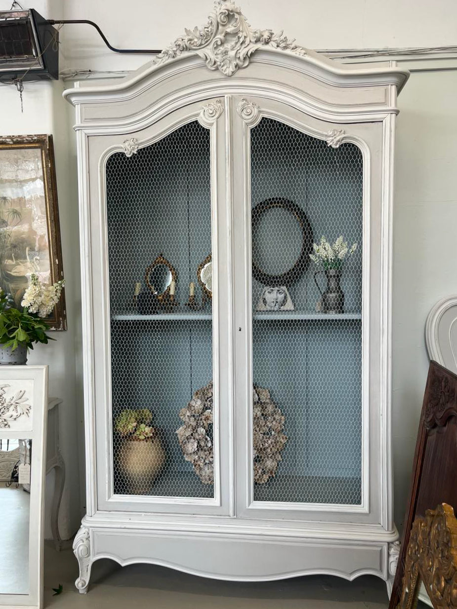 fa4626 French antique Cabinet with chickenwire front